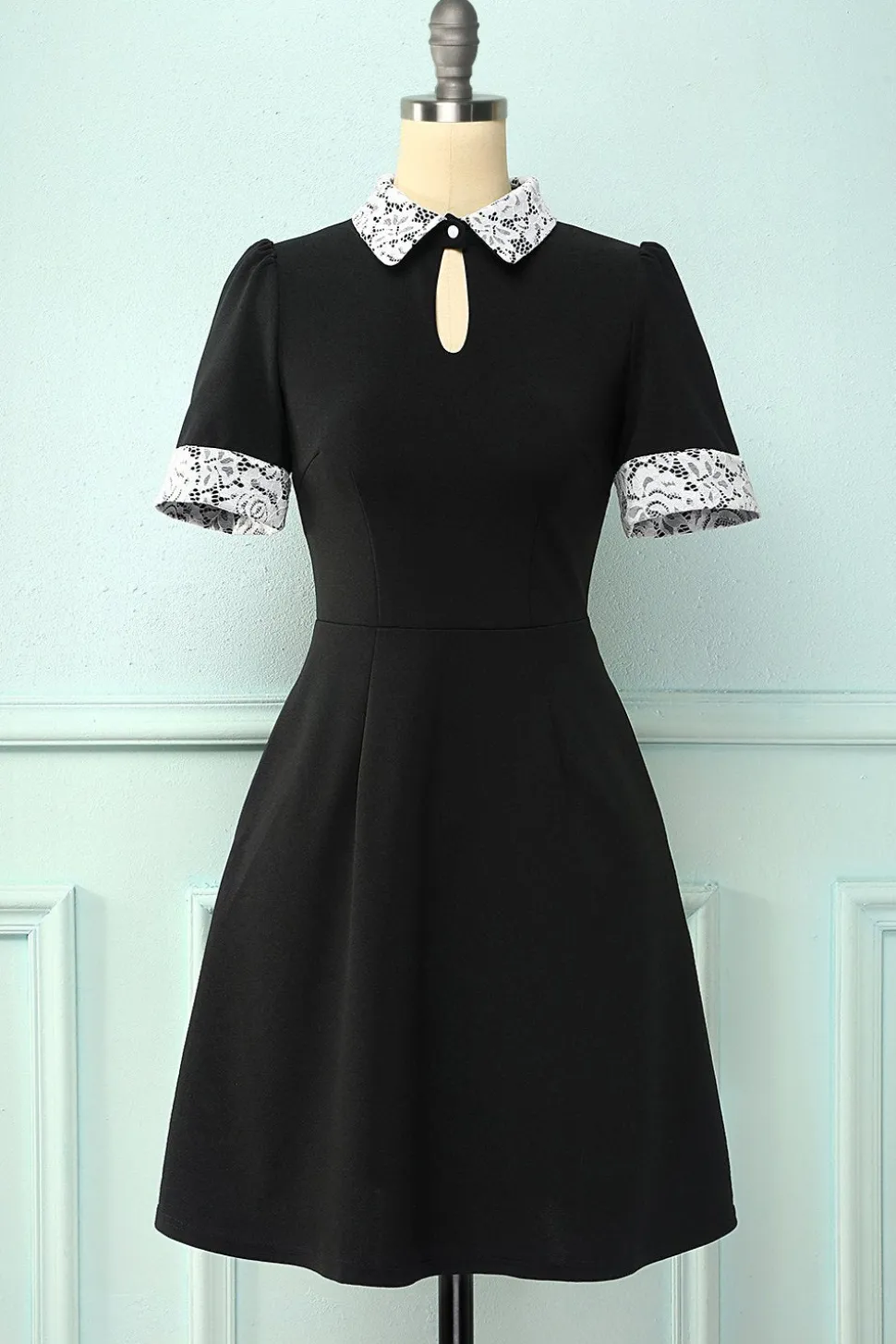 Vestido de lapela preto com bolsos