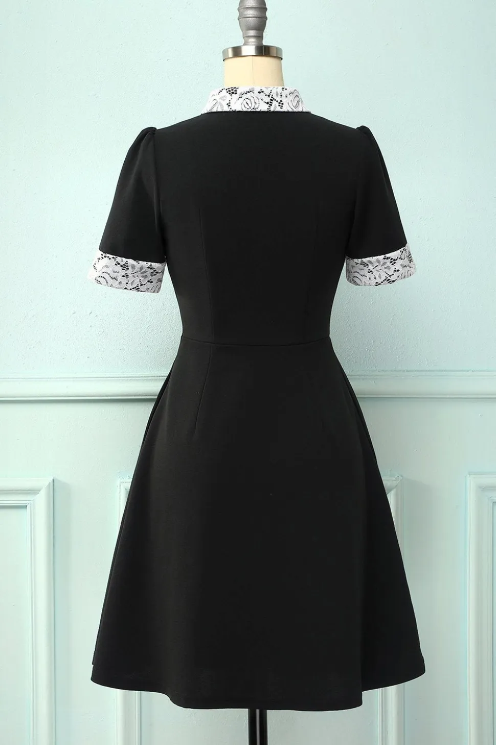 Vestido de lapela preto com bolsos