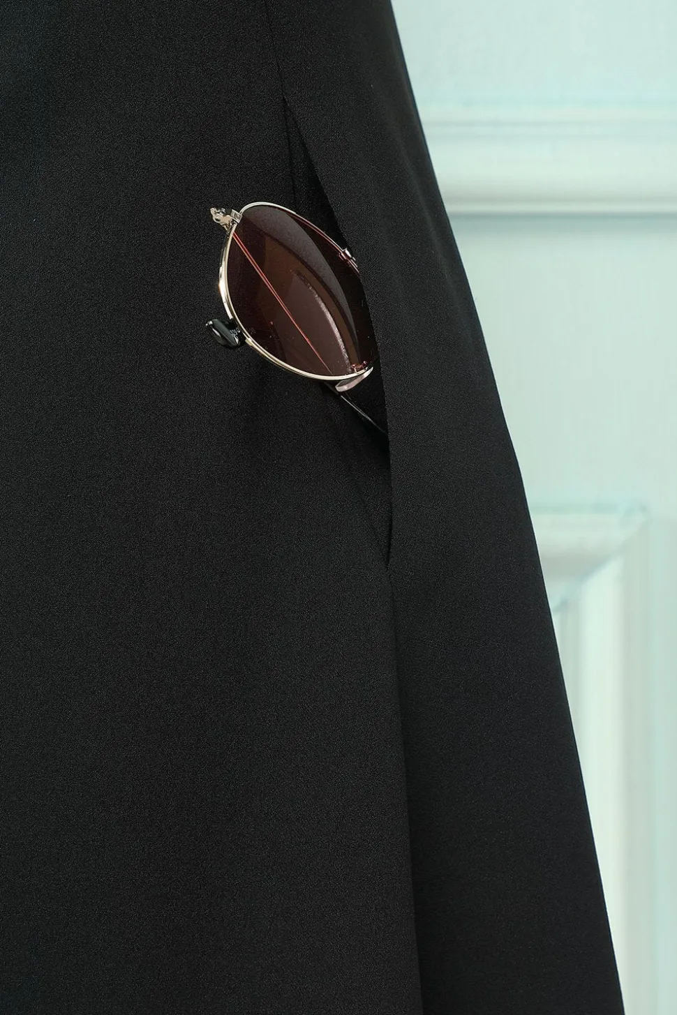 Vestido de lapela preto com bolsos