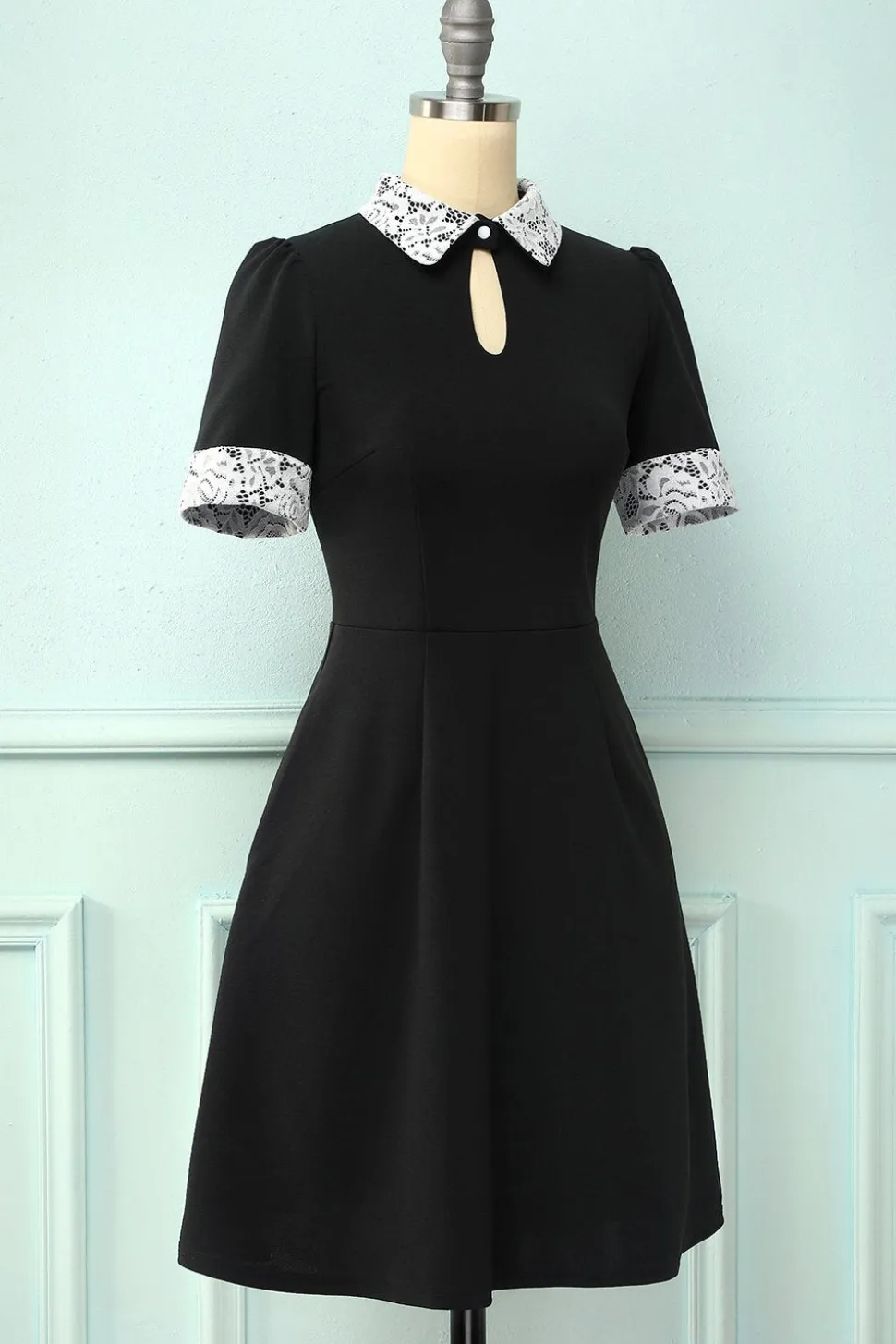 Vestido de lapela preto com bolsos