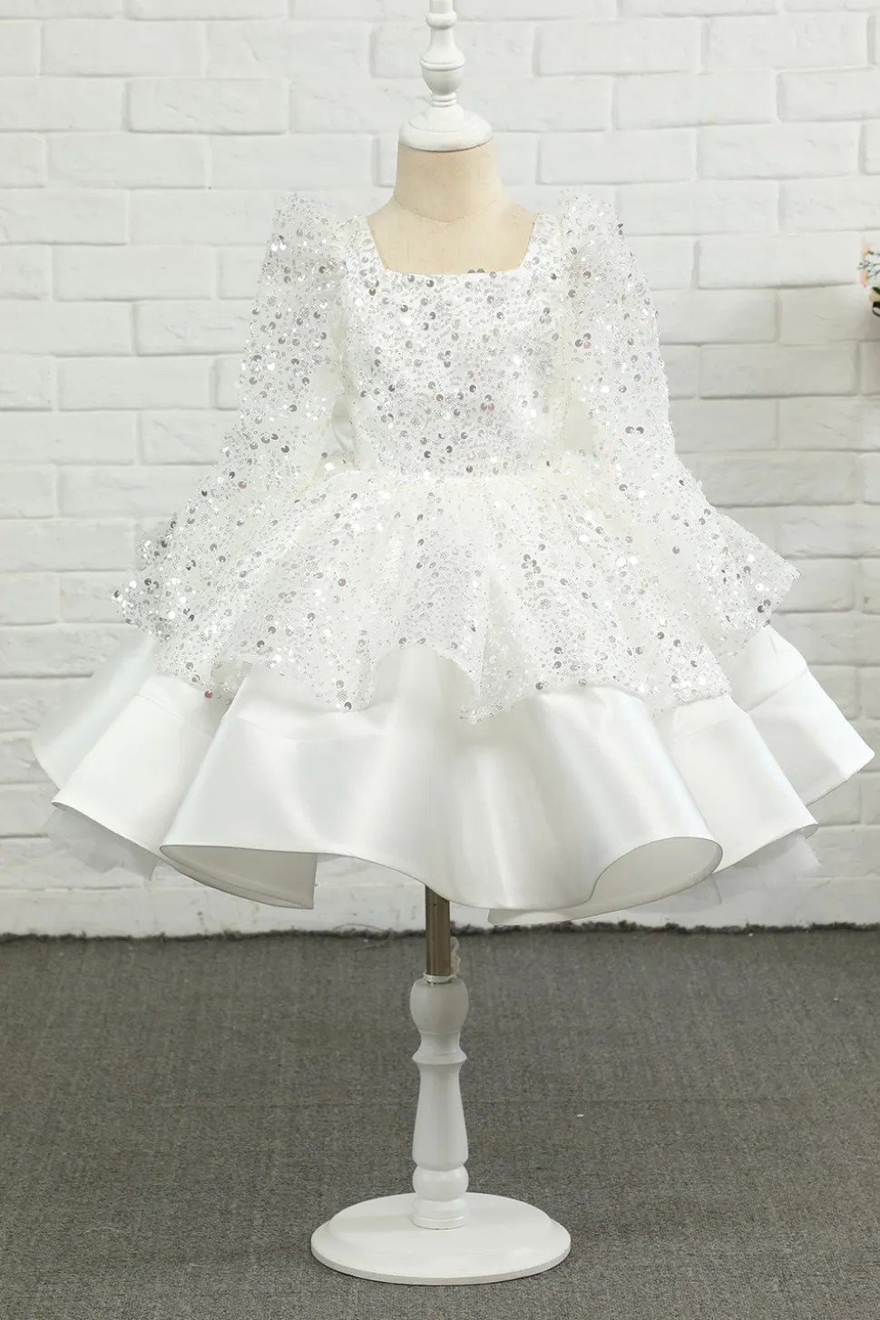 Vestido de menina flor de lantejoulas de marfim com arco