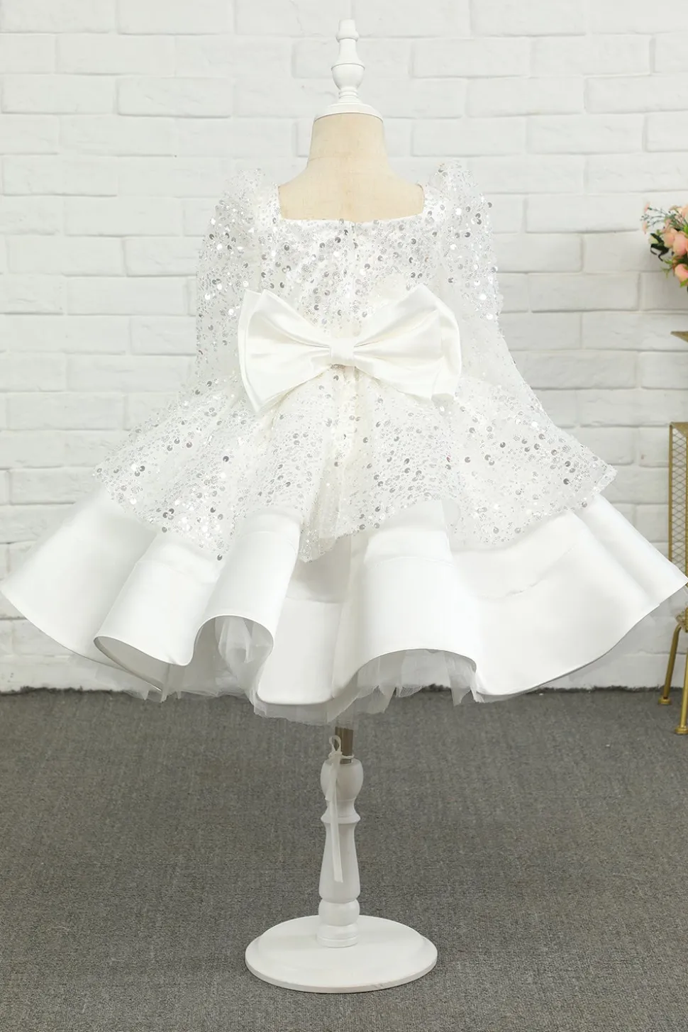 Vestido de menina flor de lantejoulas de marfim com arco