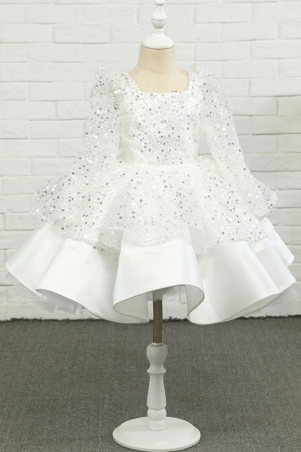 Vestido de menina flor de lantejoulas de marfim com arco