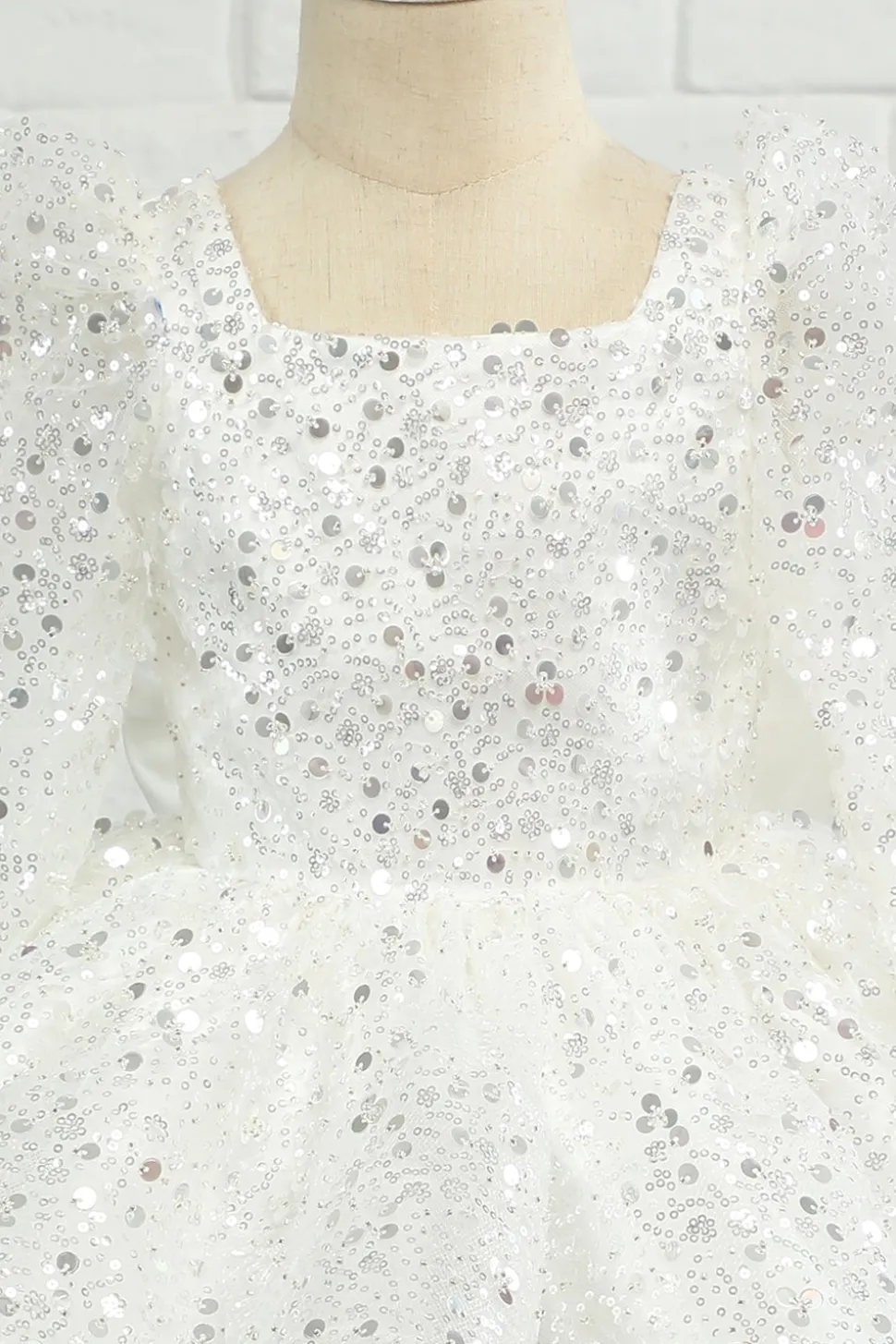 Vestido de menina flor de lantejoulas de marfim com arco