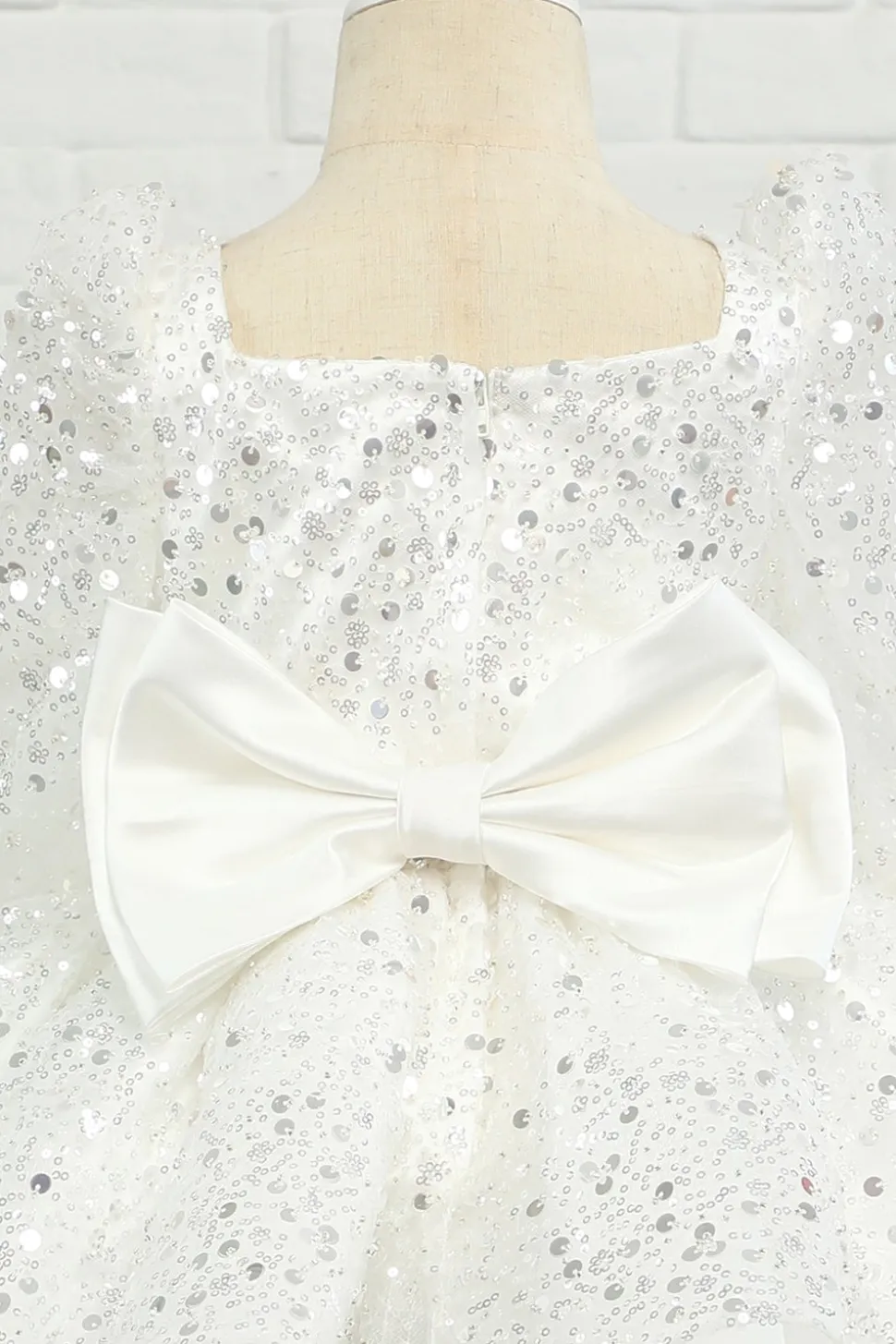 Vestido de menina flor de lantejoulas de marfim com arco