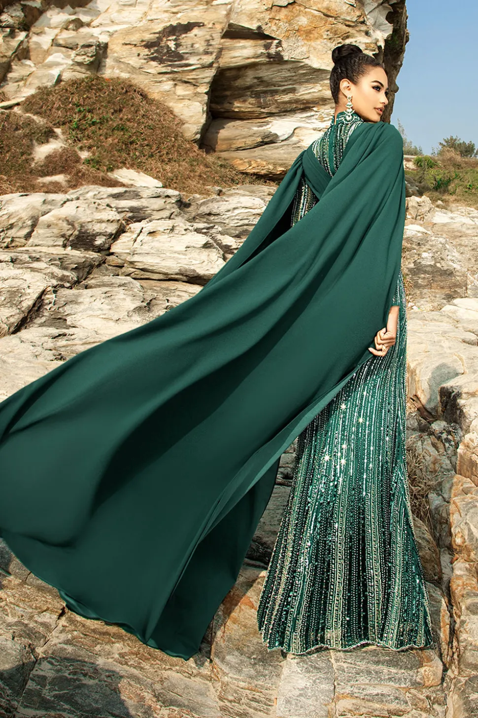 Vestido de noite de sereia verde escuro brilhante com mangas de cabo