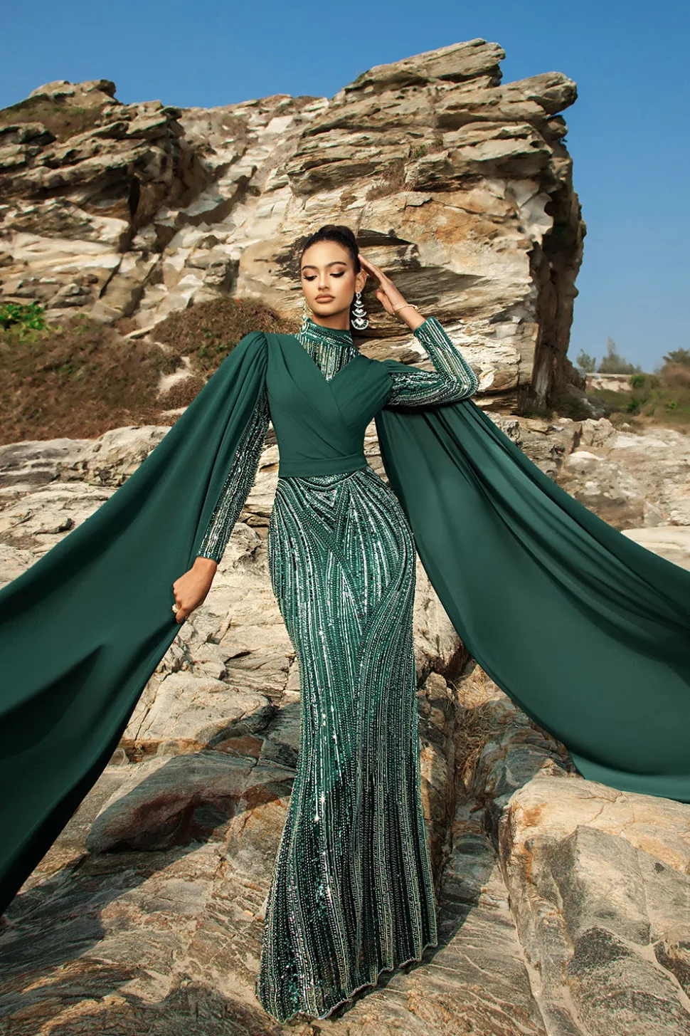 Vestido de noite de sereia verde escuro brilhante com mangas de cabo