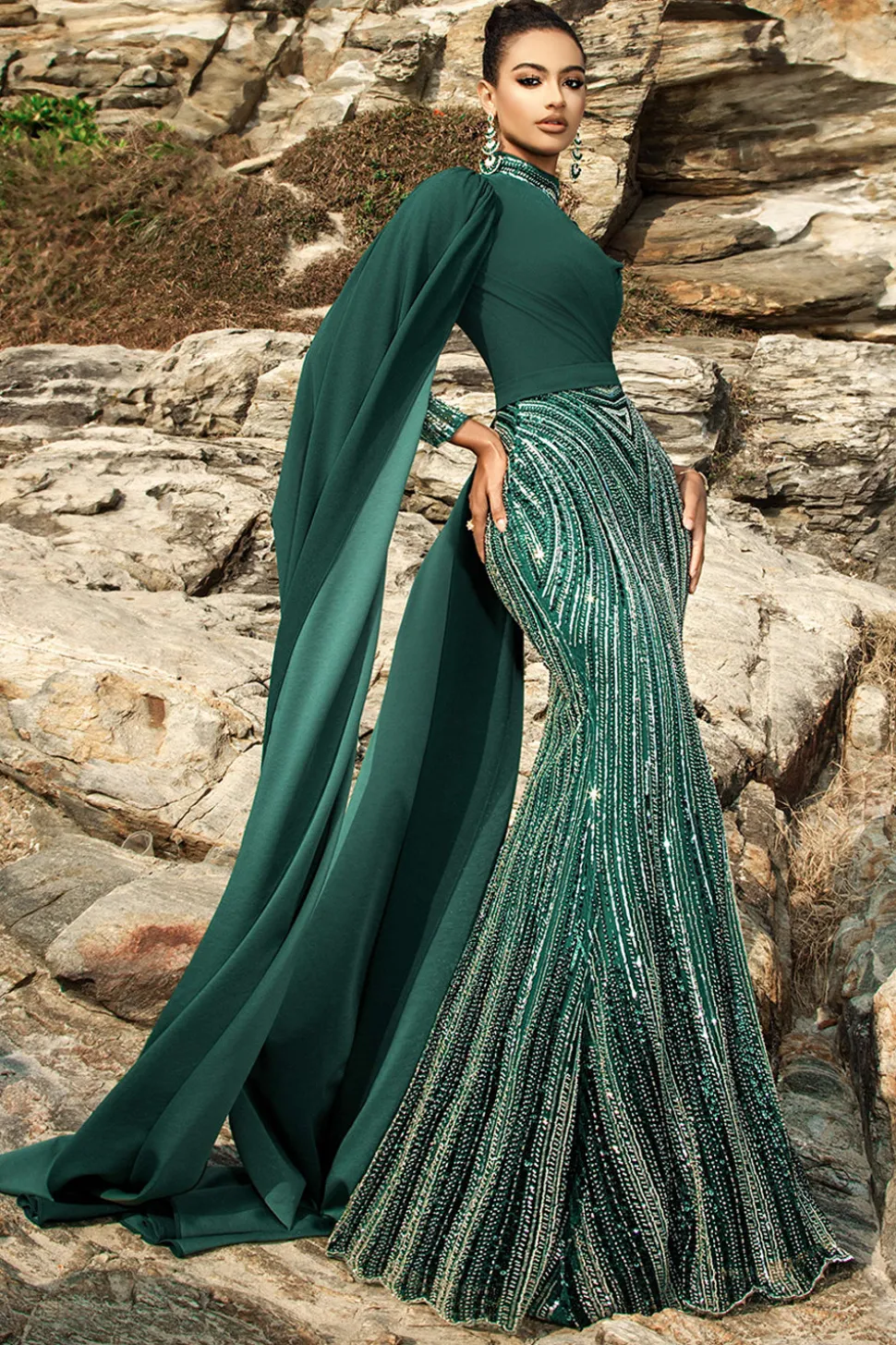 Vestido de noite de sereia verde escuro brilhante com mangas de cabo