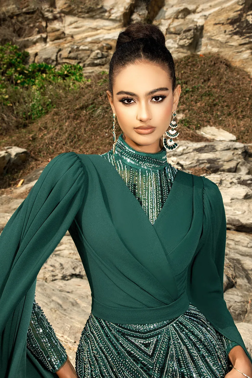 Vestido de noite de sereia verde escuro brilhante com mangas de cabo