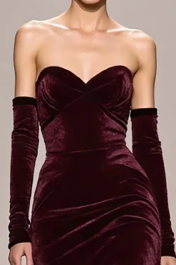 Vestido de noite de veludo longo sem alças vermelho escuro com fenda