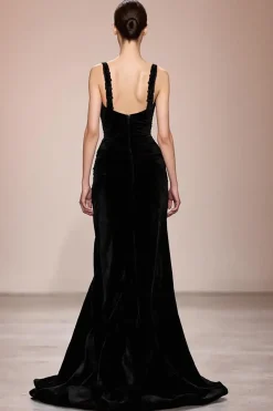 Vestido de noite longo sem costas de veludo preto com fenda