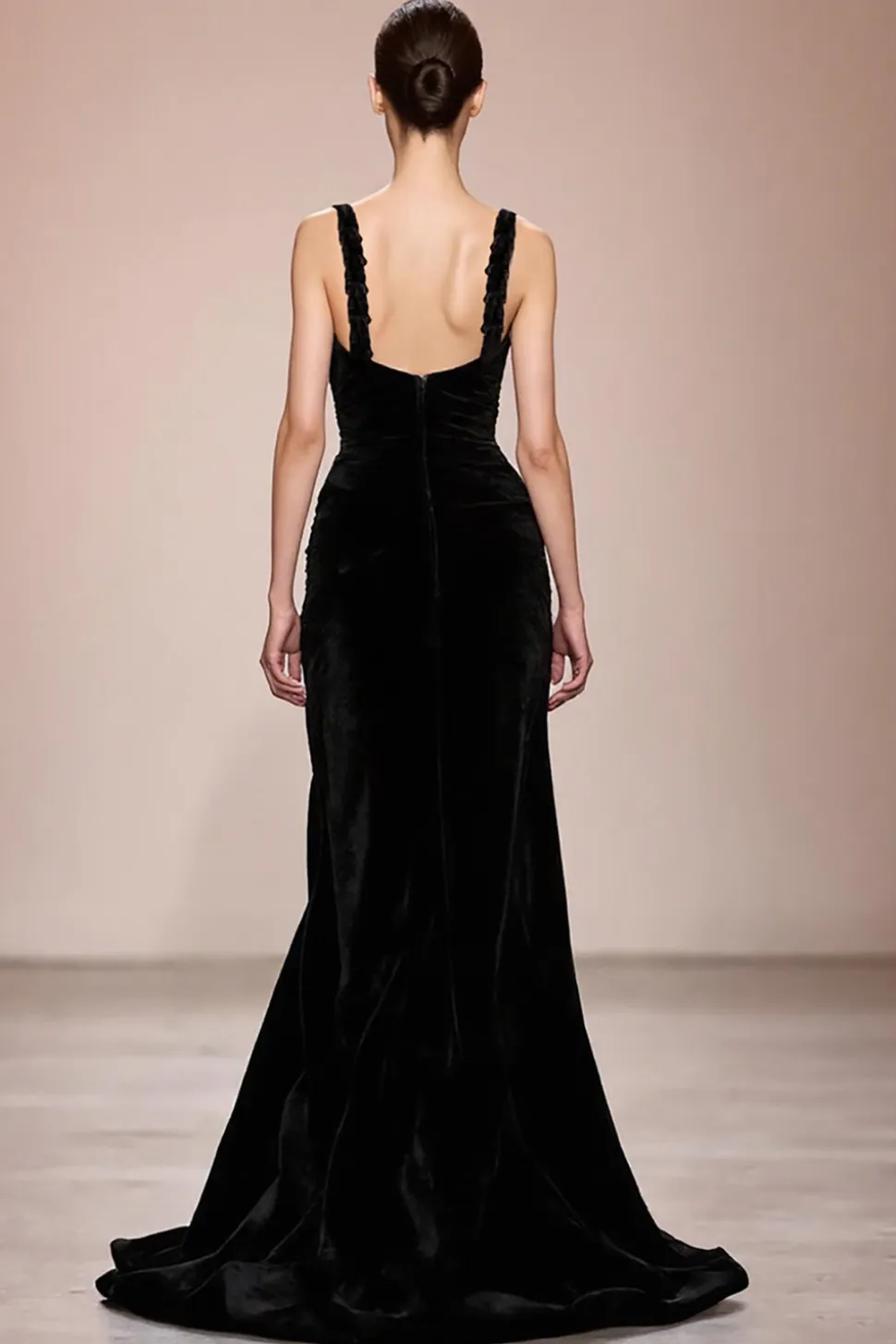 Vestido de noite longo sem costas de veludo preto com fenda