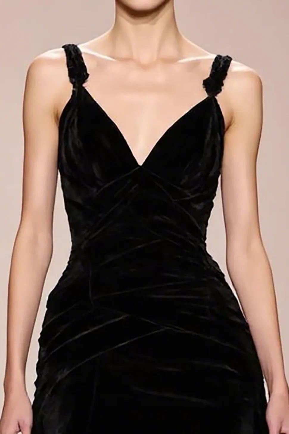 Vestido de noite longo sem costas de veludo preto com fenda