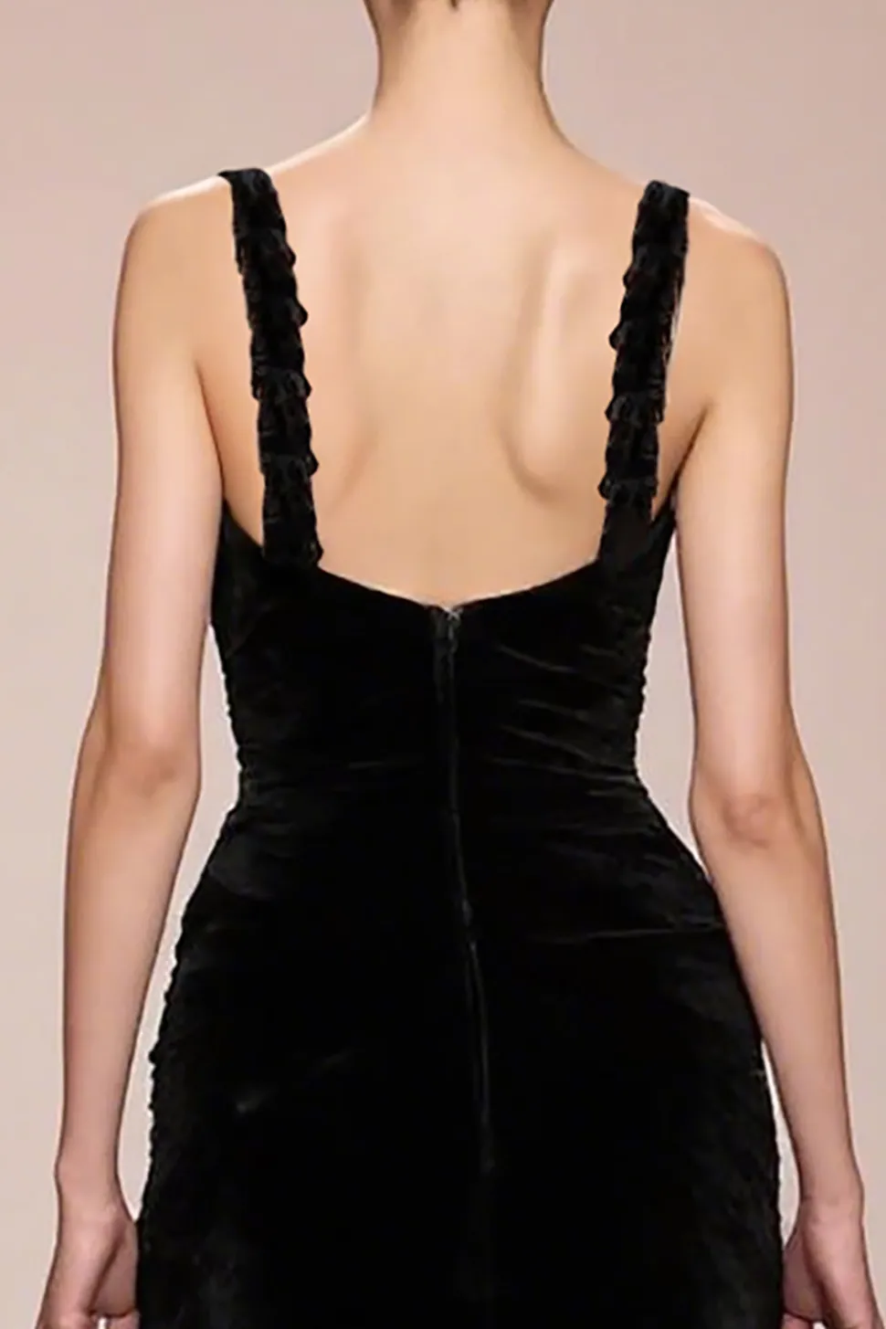 Vestido de noite longo sem costas de veludo preto com fenda