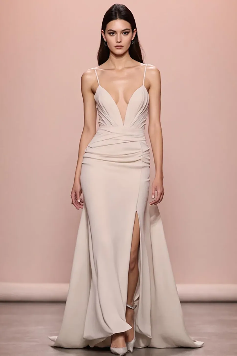 Vestido de noite ruched de cetim de marfim com fenda