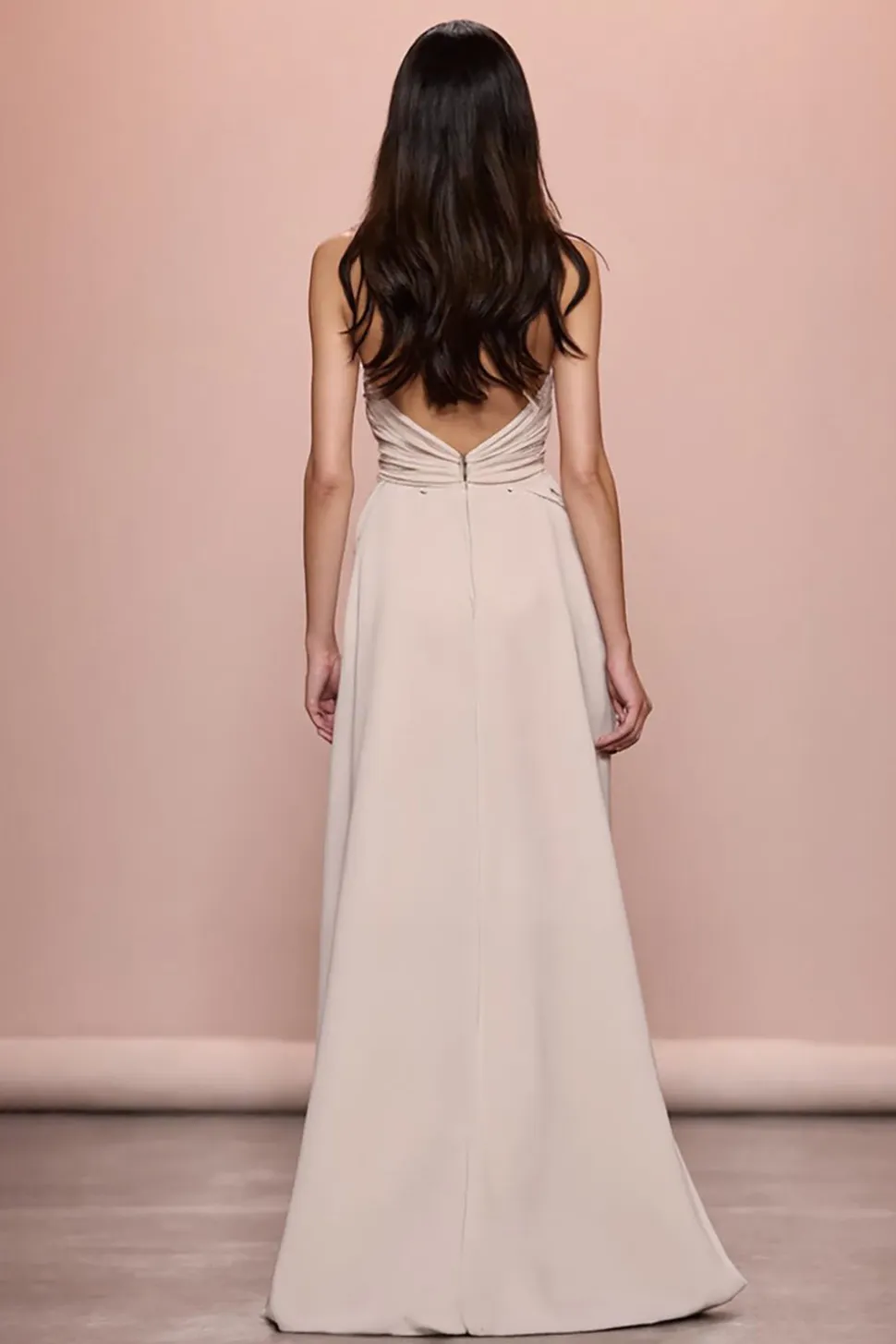 Vestido de noite ruched de cetim de marfim com fenda