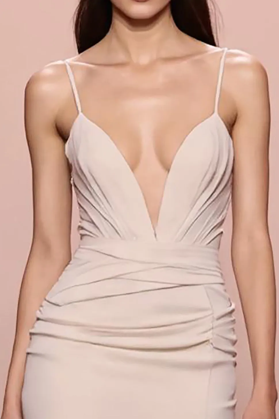 Vestido de noite ruched de cetim de marfim com fenda