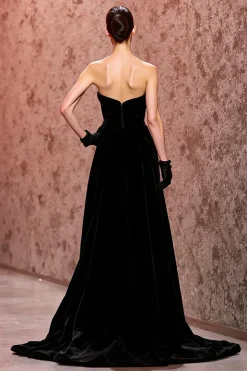 Vestido de noite simples de veludo preto longo sem alças com fenda