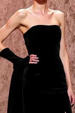 Vestido de noite simples de veludo preto longo sem alças com fenda