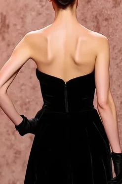 Vestido de noite simples de veludo preto longo sem alças com fenda