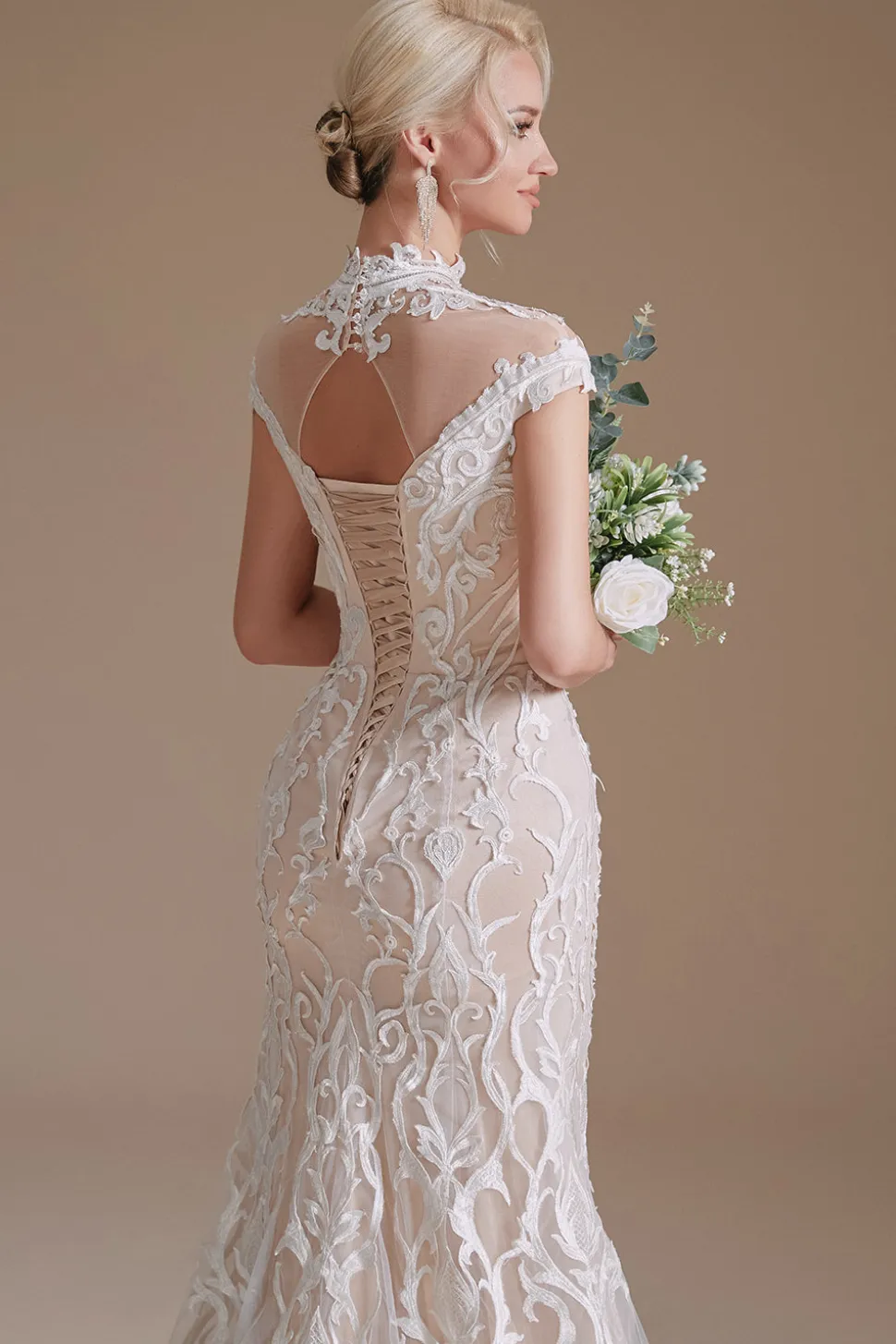 Vestido de noiva aberto de renda branca de sereia