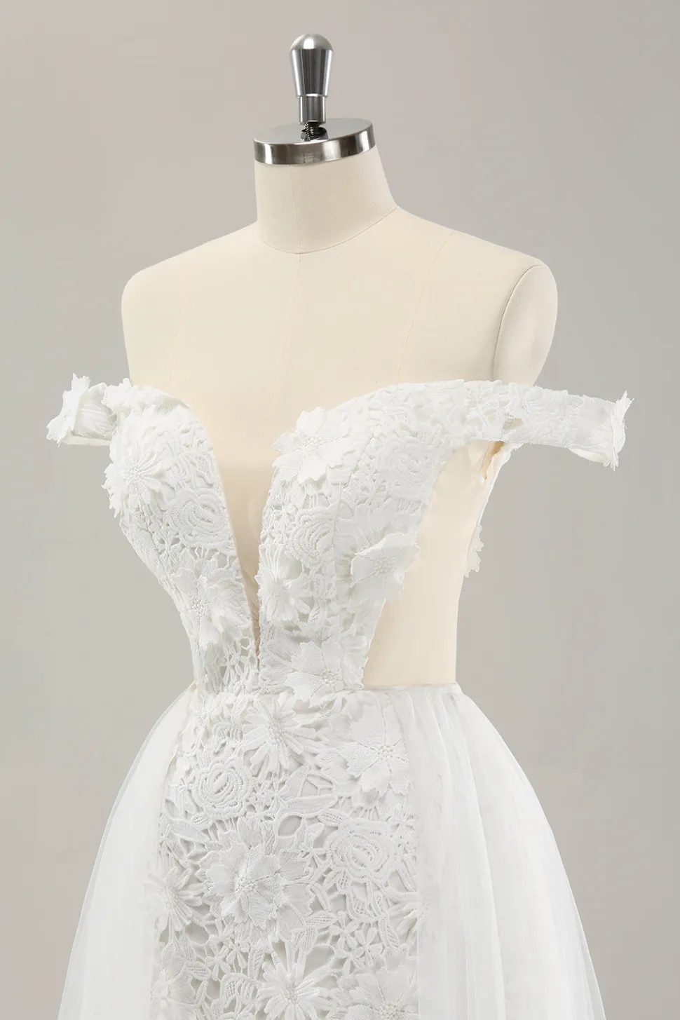 Vestido de noiva branco cortado do ombro com tule destacável
