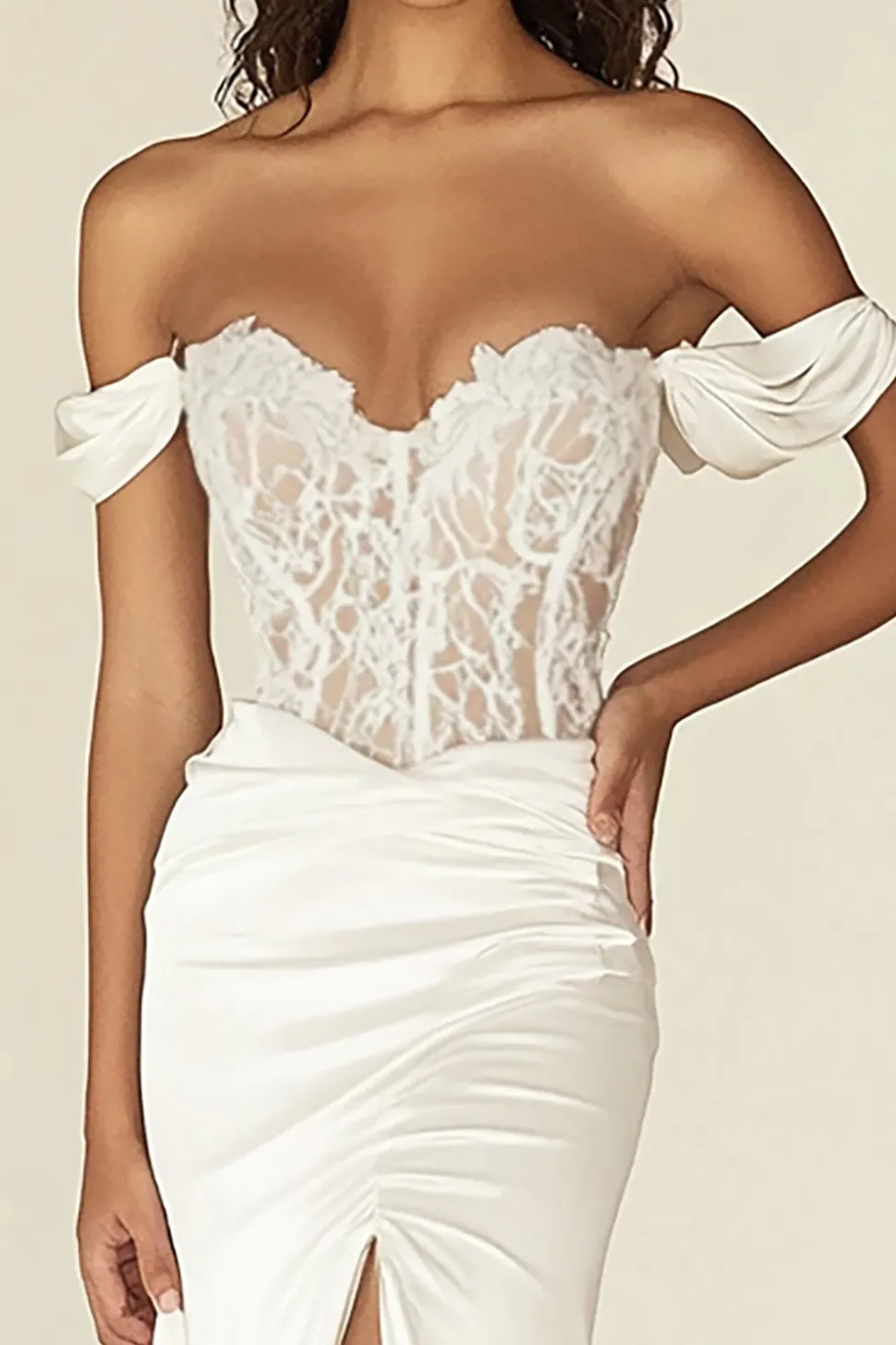 Vestido de Noiva com Fenda Sereia Branco Fora do Ombro Corset Longo