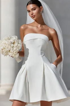 Vestido de Noiva Curto Branco A Line Sem Alças com Bolsos