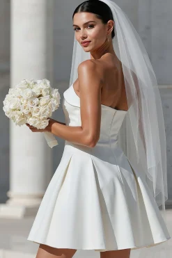 Vestido de Noiva Curto Branco A Line Sem Alças com Bolsos