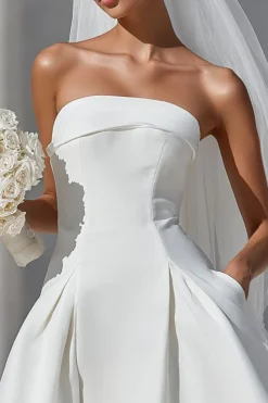 Vestido de Noiva Curto Branco A Line Sem Alças com Bolsos