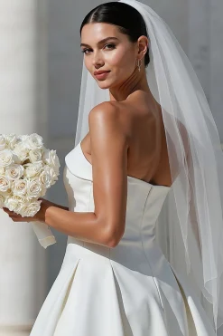 Vestido de Noiva Curto Branco A Line Sem Alças com Bolsos