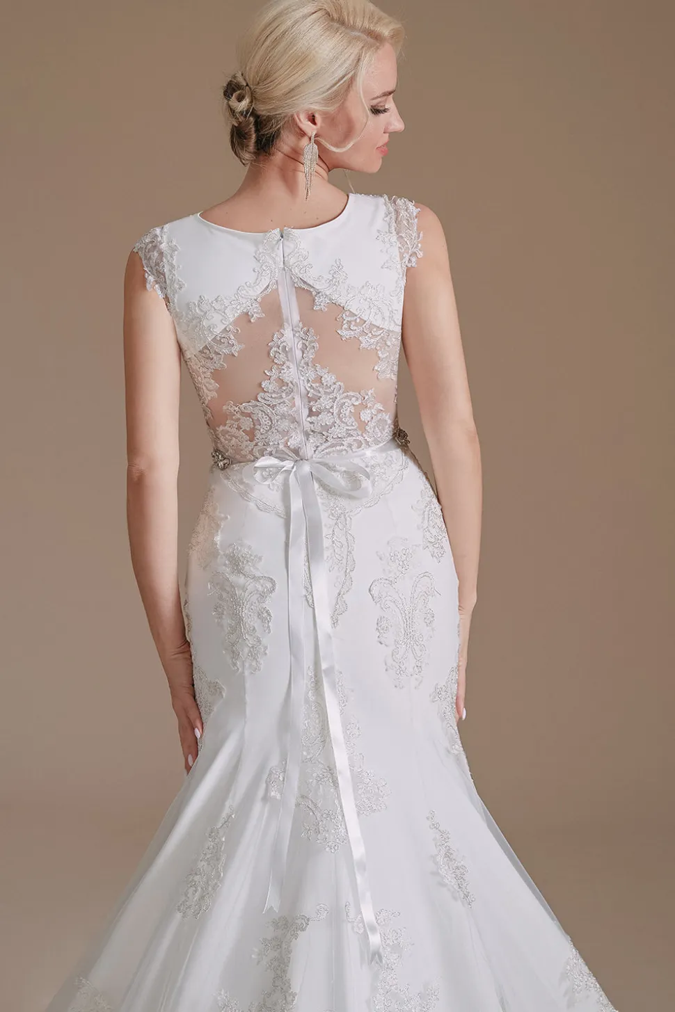Vestido de noiva de capa de sereia branca com renda