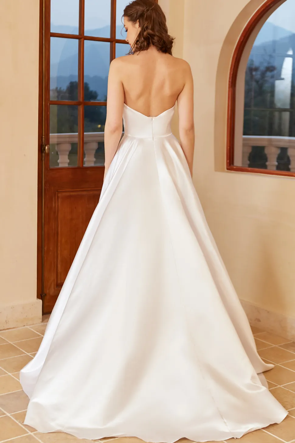 Vestido de noiva de cetim branco com fenda