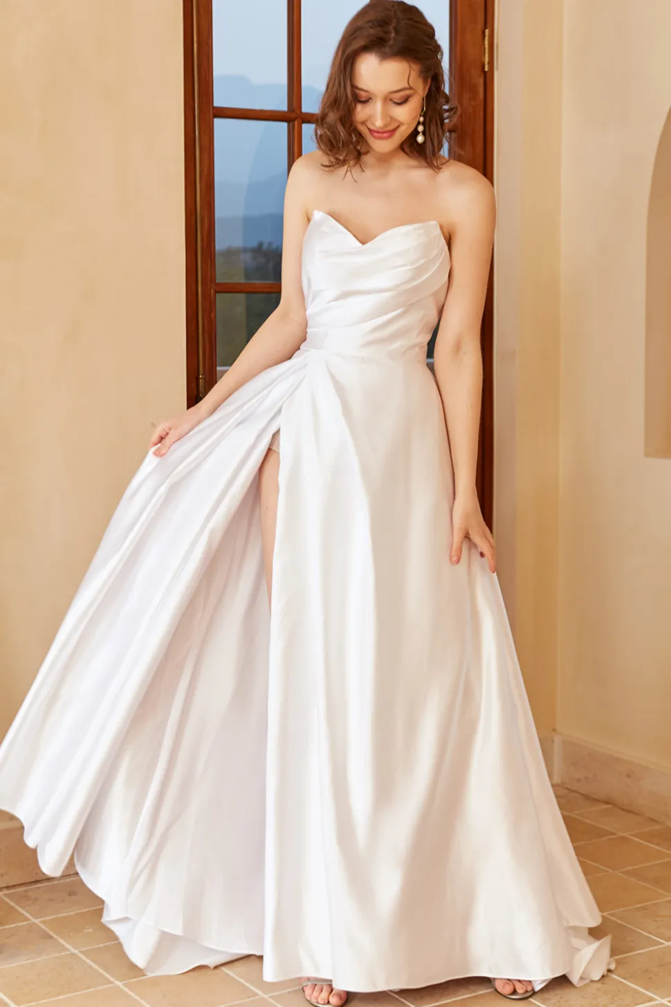 Vestido de noiva de cetim branco com fenda