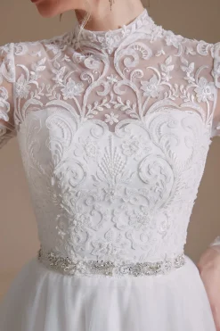 Vestido de noiva de manga comprida de pescoço alto branco com renda