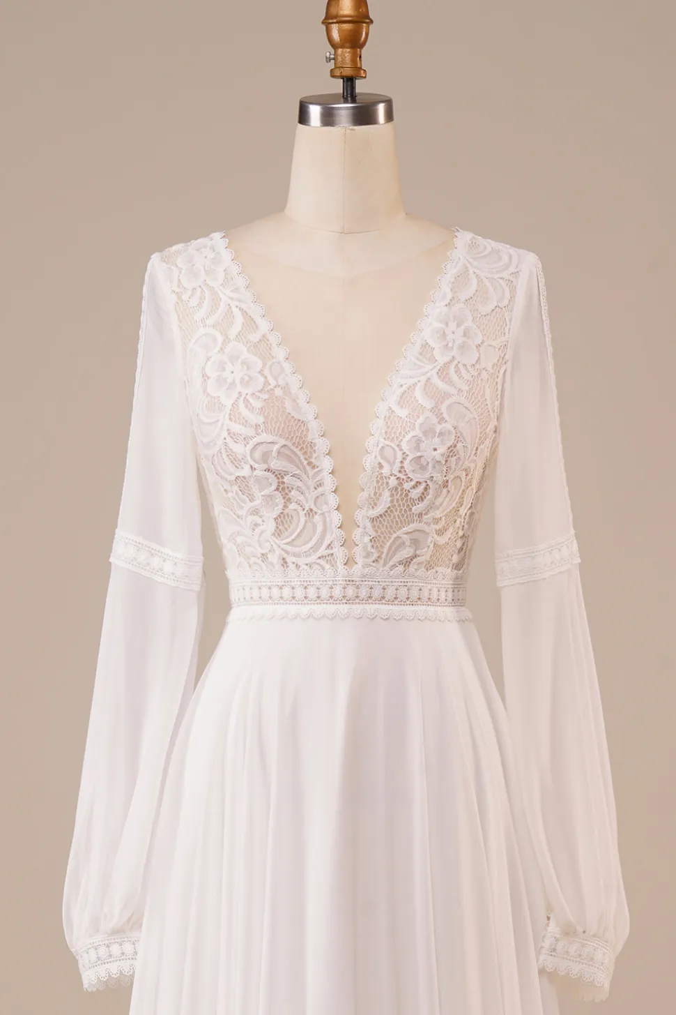 Vestido de noiva de marfim de mangas compridas com renda
