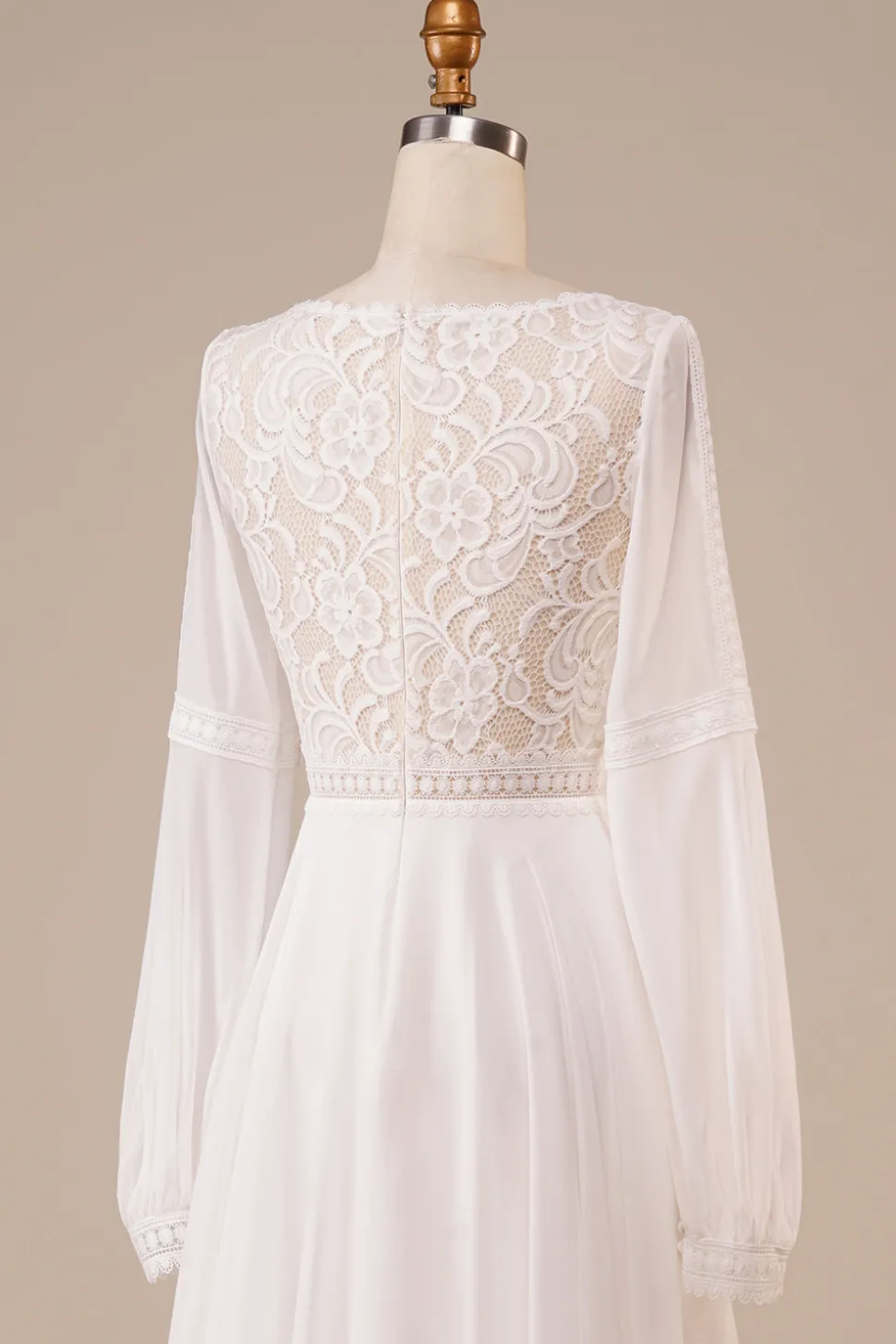 Vestido de noiva de marfim de mangas compridas com renda