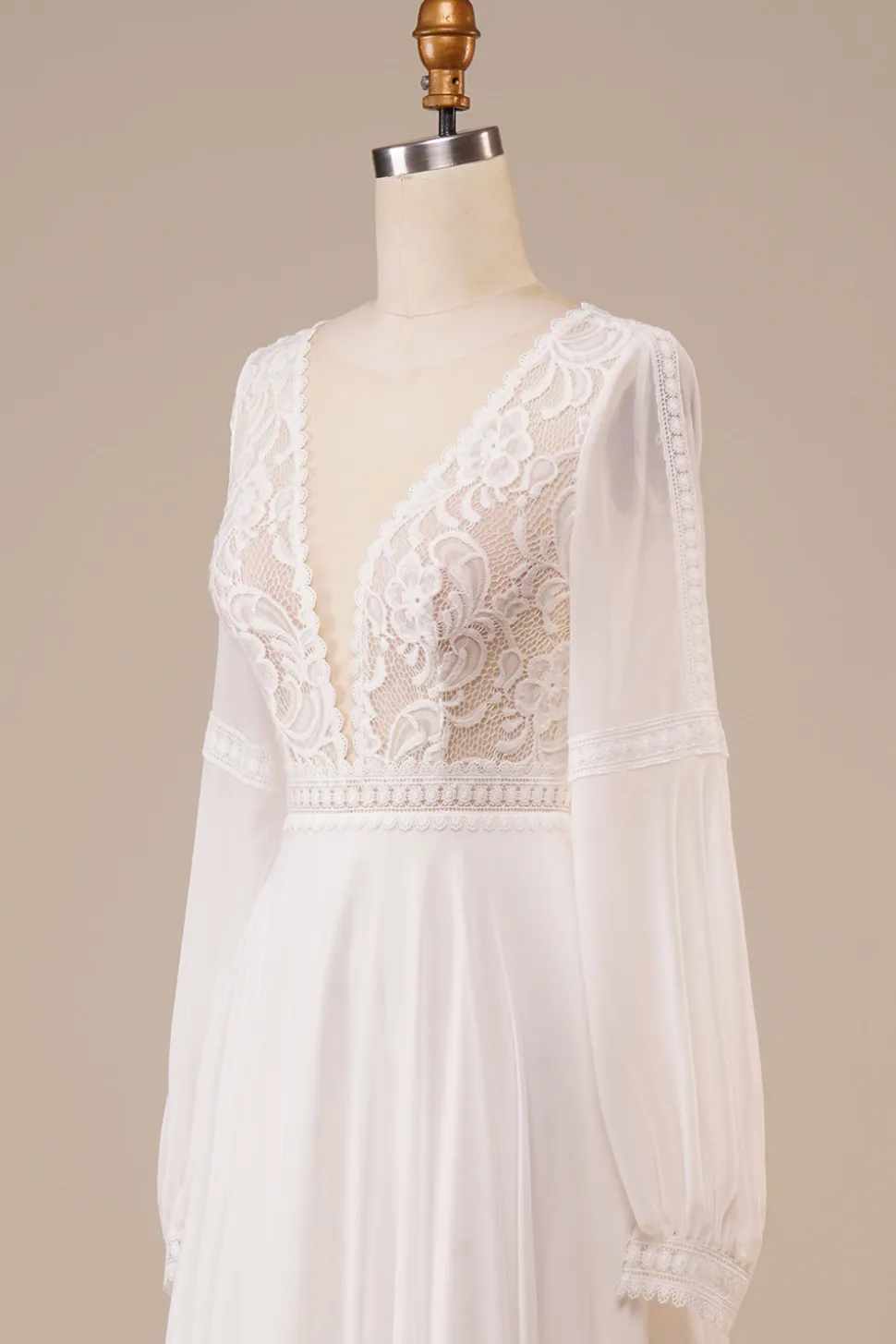 Vestido de noiva de marfim de mangas compridas com renda