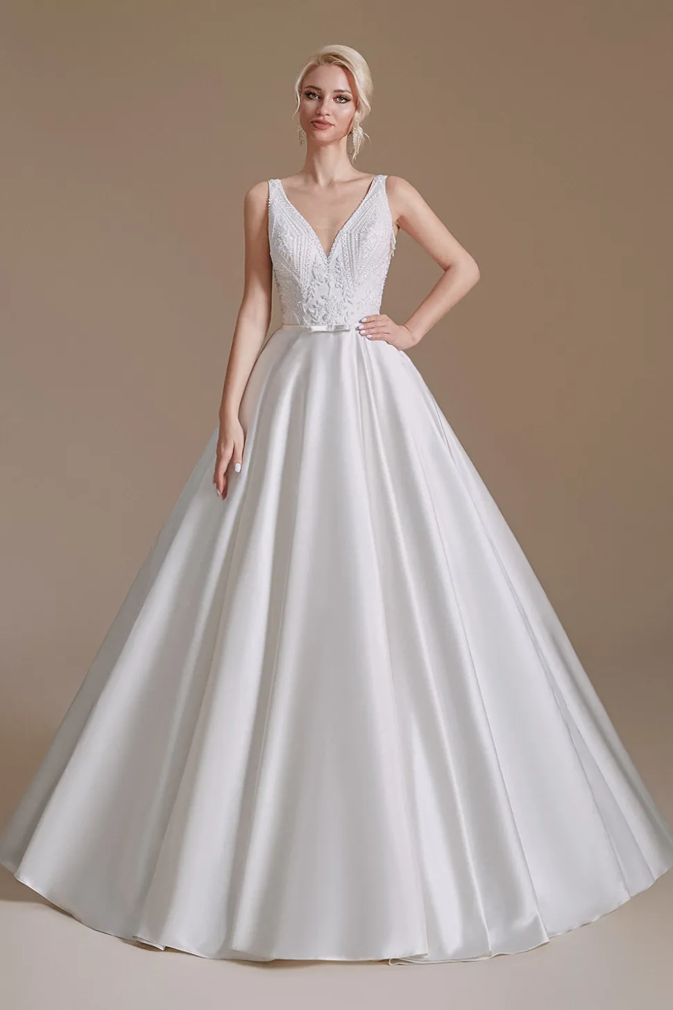 Vestido de noiva de pescoço em V-line branco com renda