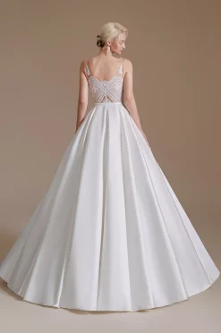 Vestido de noiva de pescoço em V-line branco com renda