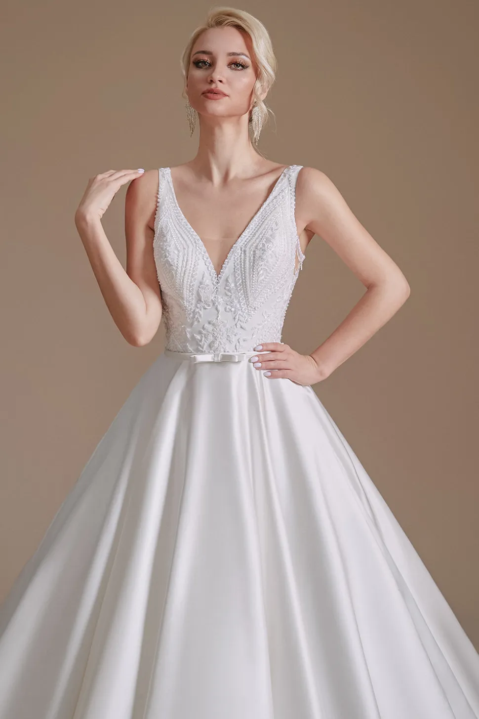 Vestido de noiva de pescoço em V-line branco com renda