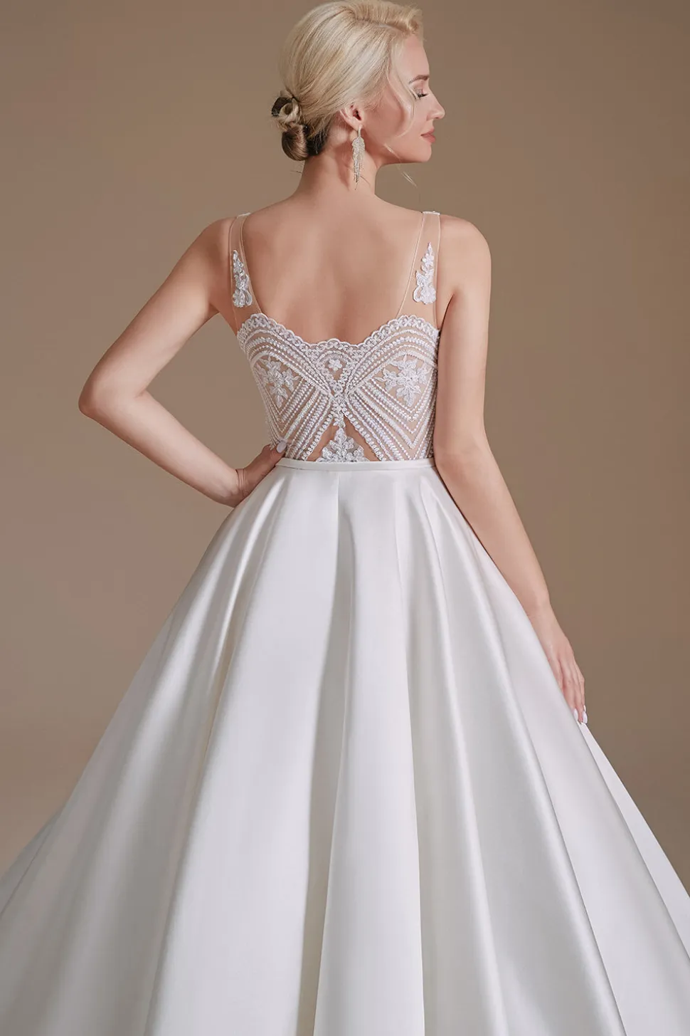 Vestido de noiva de pescoço em V-line branco com renda
