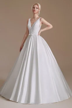 Vestido de noiva de pescoço em V-line branco com renda