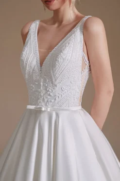 Vestido de noiva de pescoço em V-line branco com renda