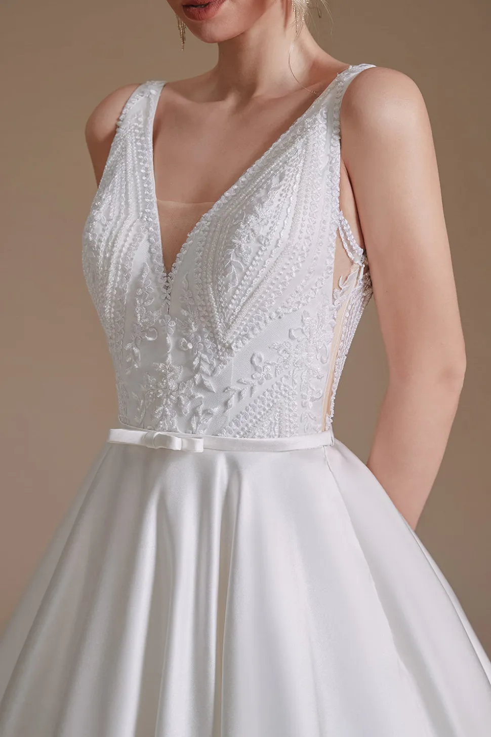 Vestido de noiva de pescoço em V-line branco com renda