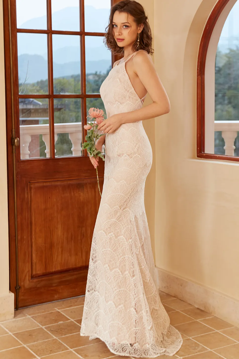 Vestido de noiva de renda branca de sereia halter branco com varrimento trem