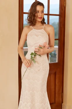 Vestido de noiva de renda branca de sereia halter branco com varrimento trem