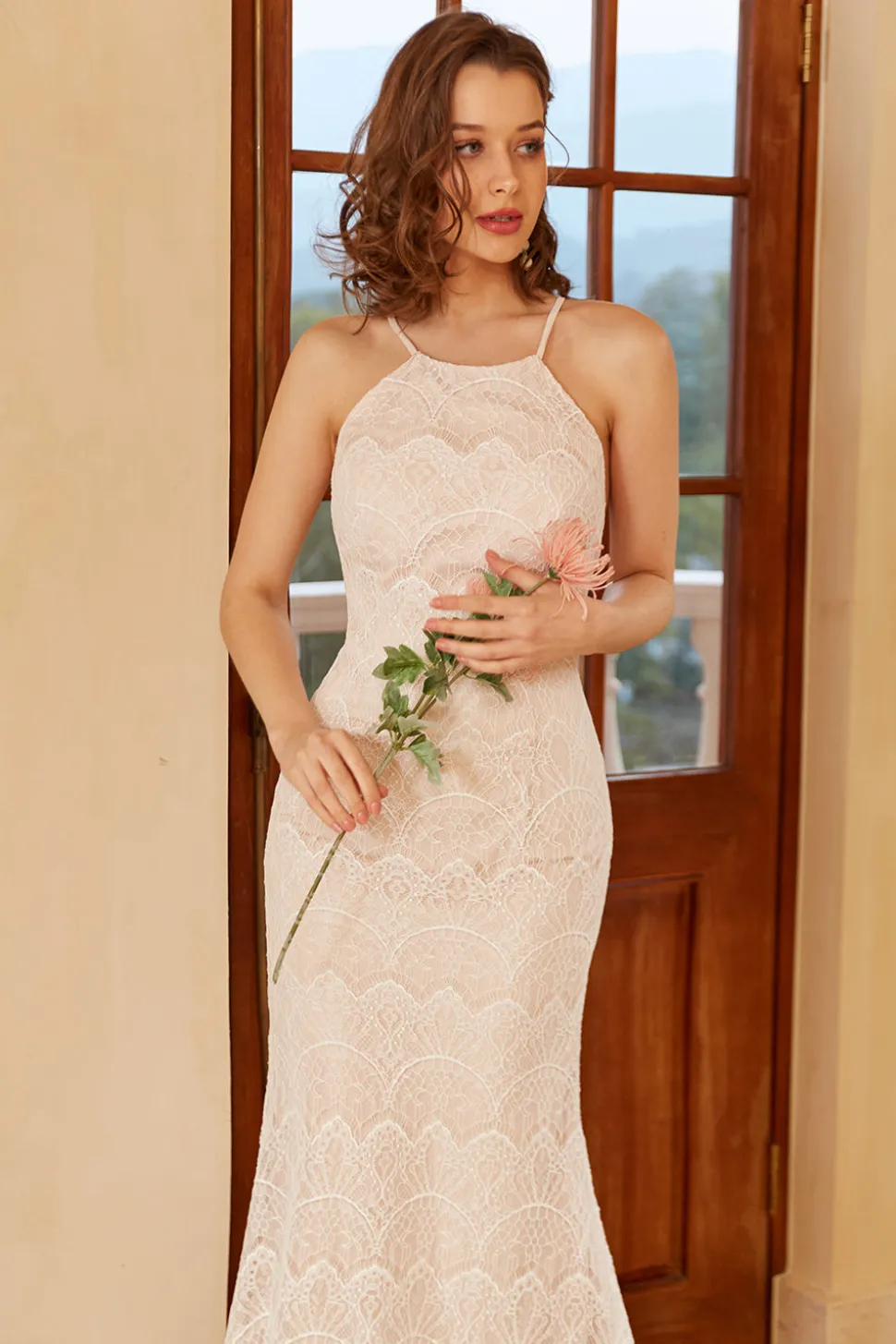 Vestido de noiva de renda branca de sereia halter branco com varrimento trem