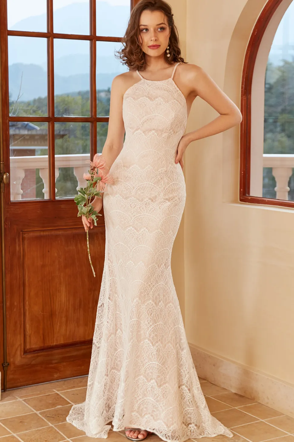 Vestido de noiva de renda branca de sereia halter branco com varrimento trem