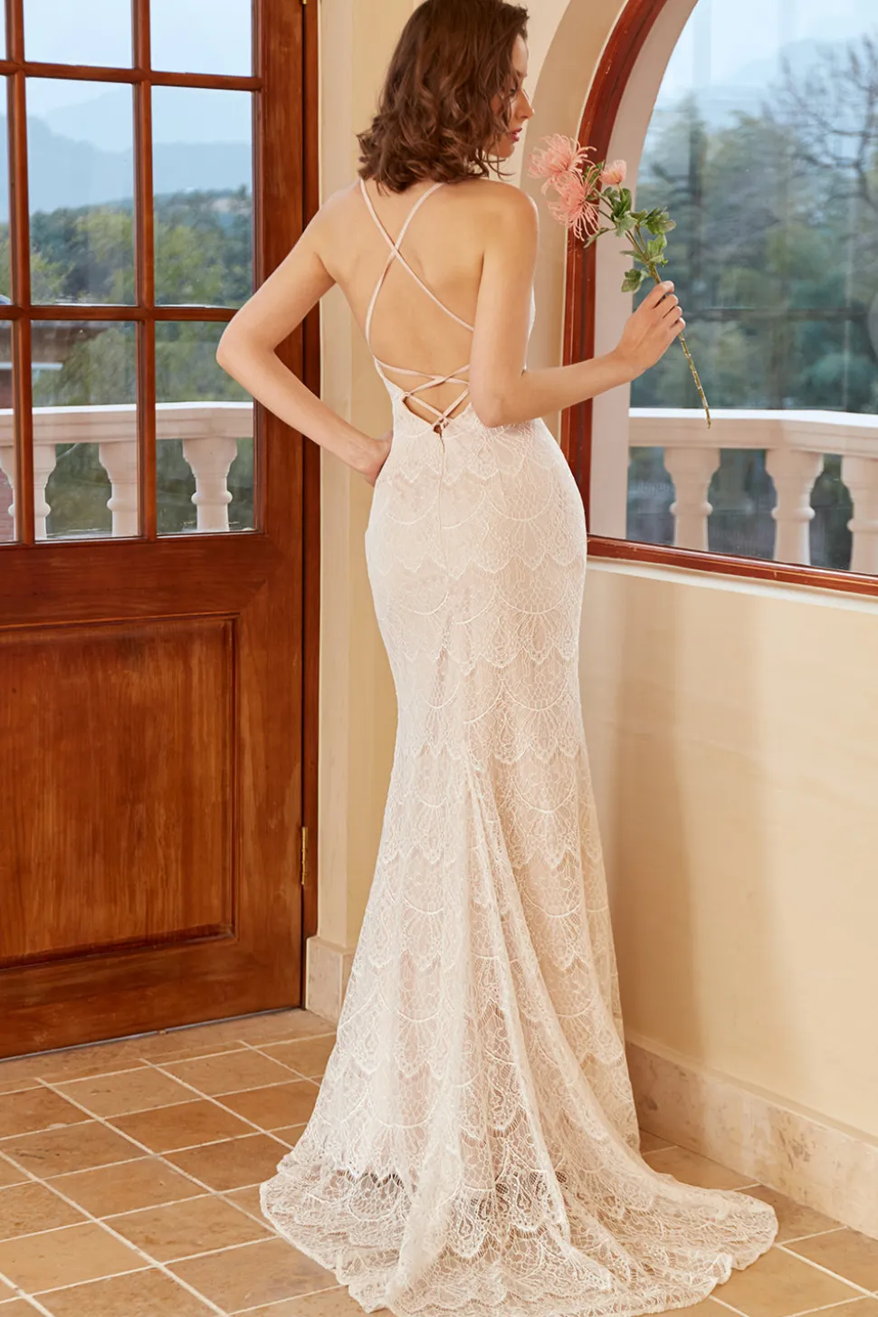 Vestido de noiva de renda branca de sereia halter branco com varrimento trem